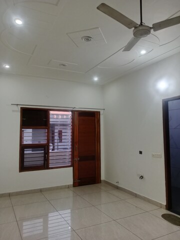 Room in 1 BHK Builder Floor at Sector 18 – for Rent