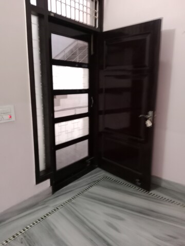 Room in 3 BHK Builder Floor at Sector 18 – for Rent