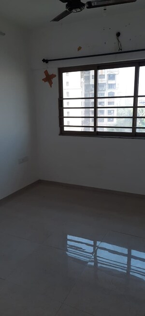 Room in 2 BHK Apartment at Sheth Vasant Oasis, Andheri East – for Rent