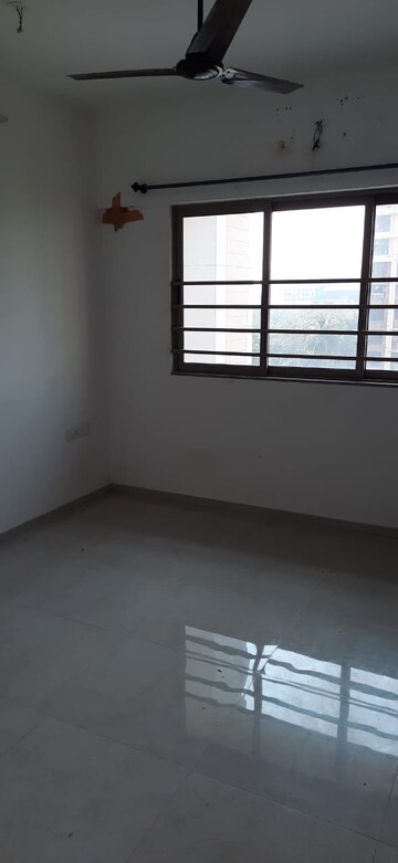 Room in 2 BHK Apartment at Sheth Vasant Oasis, Andheri East – for Rent