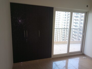 Room in 3 BHK Apartment at Gaur Atulyam, Omicron I Greater Noida – for Rent