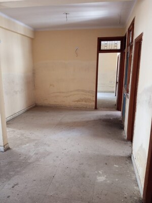 Room in 3 BHK Apartment at HIG Apartments, Omicron I Greater Noida – for Sale