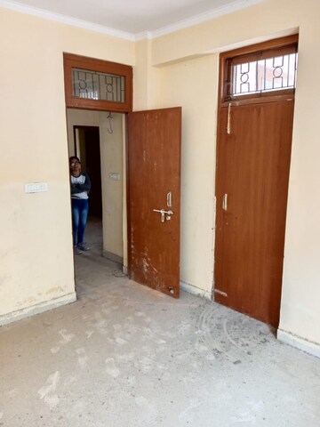 Room in 3 BHK Apartment at HIG Apartments, Omicron I Greater Noida – for Sale