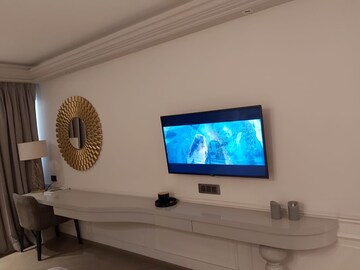 Furnished Amenities in 3 BHK Apartment at Lodha Vista, Lower Parel – for Rent