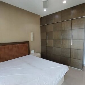Room in 3 BHK Apartment at Kandivali West – for Sale
