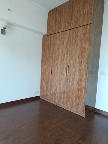 Room in 2 BHK Apartment at Jaypee Greens Pavilion Heights 2, Sector 128 – for Rent