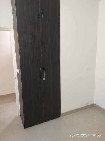 Room in 3 BHK Apartment at Emaar Emerald Floors Premier, Sector 65 – for Rent