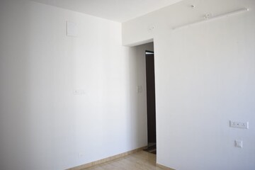 Room in 3 BHK Apartment at VTP Belair B And D Building, Mahalunge – for Rent