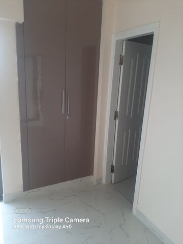 Room in 3 BHK Apartment at Wave Executive Floors, Wave City – for Rent