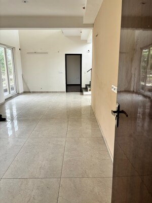 Room in 3.5 BHK Apartment at BPTP Discovery Park, Sector 80 – for Sale