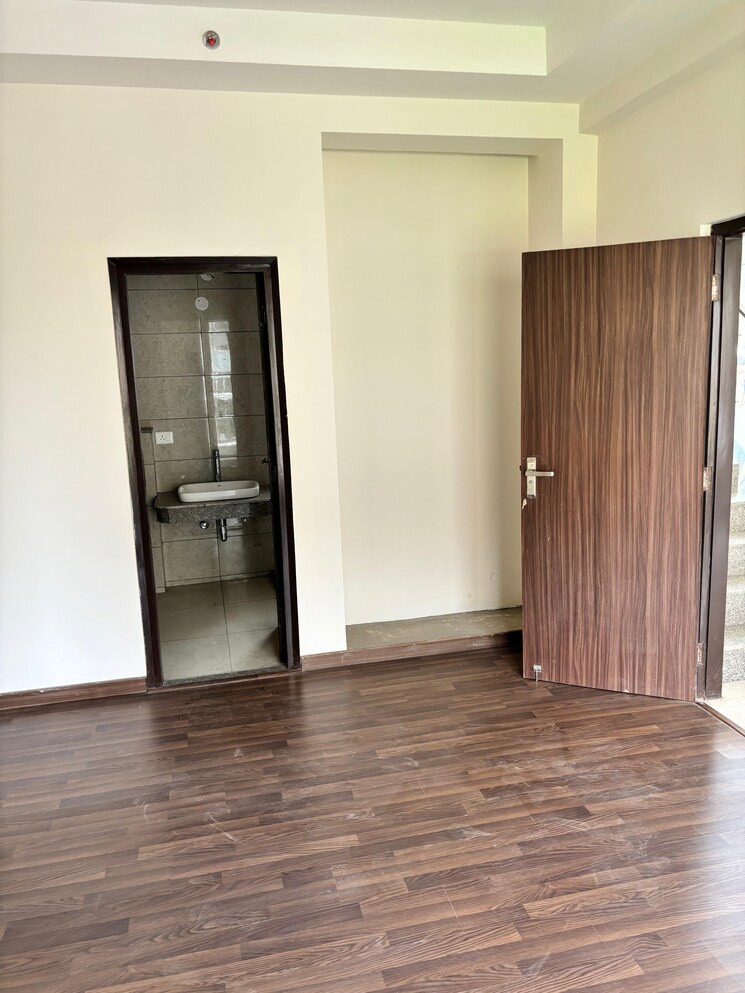 Room, bptp-discovery-park 3.5 Bedroom 2800 Sq.Ft. Apartment In Sector 80 Faridabad 8447304