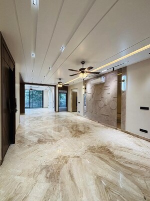 Room in 4 BHK Builder Floor at Unitech South City 1, South City 1 – for Sale