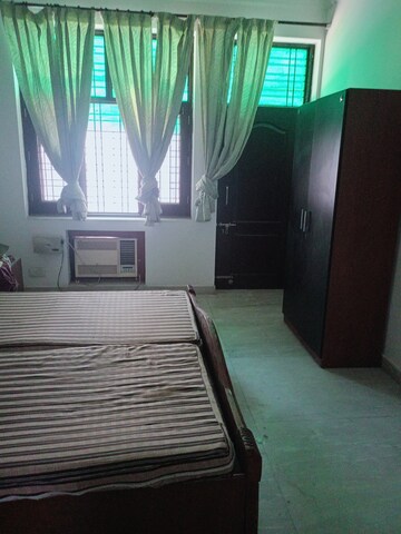 Bedroom in 3 BHK Builder Floor at Sector 43 – for Rent