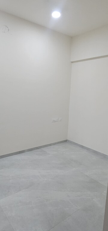 Room in 3 BHK Apartment at Mulund West – for Rent