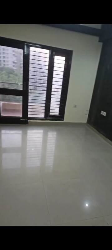 Room in 2.5 BHK Apartment at RPS Savana, Sector 88 – for Rent