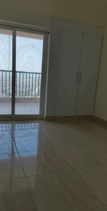 Room in 3 BHK Apartment at Gaur City 2 - 14th Avenue, Sector 16c Greater Noida – for Rent
