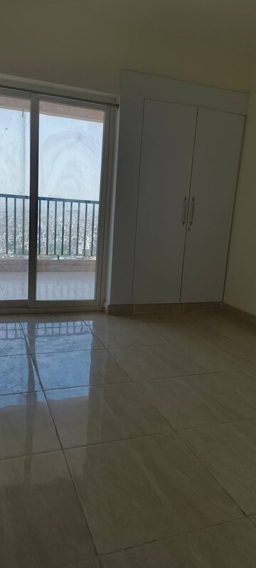 Room in 3 BHK Apartment at Gaur City 2 - 14th Avenue, Sector 16c Greater Noida – for Rent