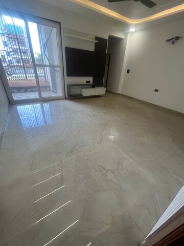 Room in 3 BHK Builder Floor at Sector 85 – for Sale