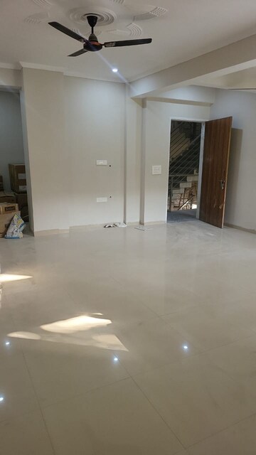 Room in 2 BHK Apartment at DLF Exclusive Floors, Sector 53 – for Rent