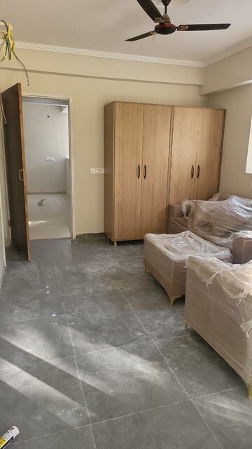 Room in 2 BHK Apartment at DLF Exclusive Floors, Sector 53 – for Rent