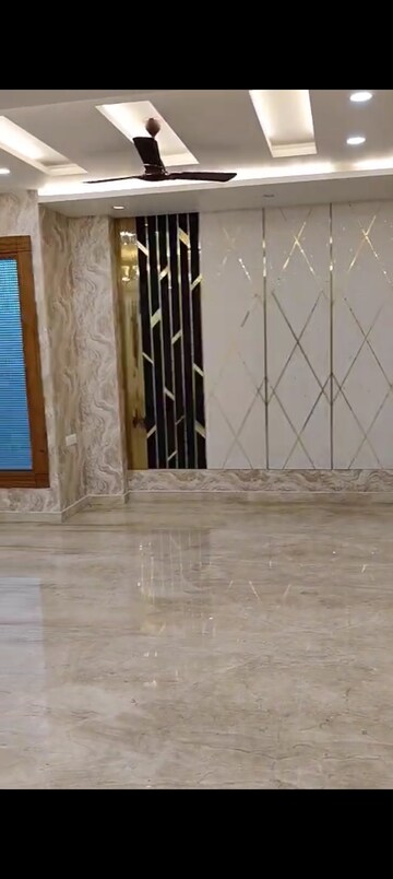Room in 5 BHK Builder Floor at Niti Khand – for Sale