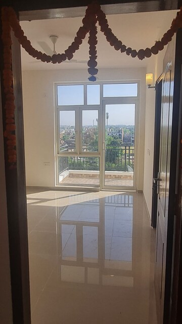 Room in 3 BHK Apartment at Omaxe Waterscapes, Gomti Nagar – for Rent