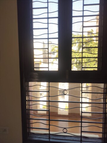 Room in 6 BHK Builder Floor at Sector 48 – for Rent