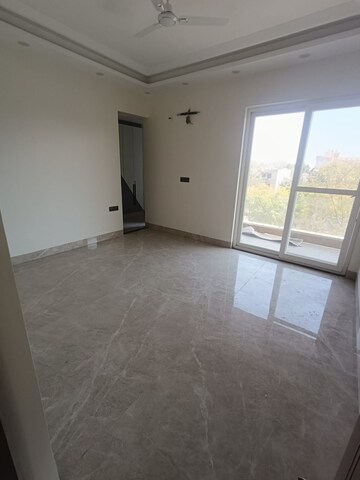 Room in 3 BHK Builder Floor at Sector 28 – for Rent