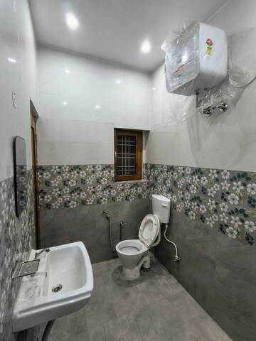 Living Room in 2 BHK Builder Floor at JakhaN-Rajpur Road – for Rent