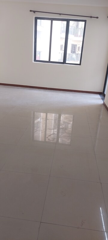 Furnished Amenities in 3.5 BHK Apartment at Unitech Uniworld Gardens, Sector 47 – for Rent