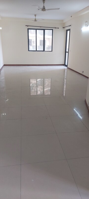 Furnished Amenities in 3.5 BHK Apartment at Unitech Uniworld Gardens, Sector 47 – for Rent