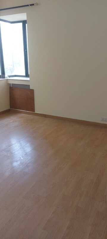 Room in 3.5 BHK Apartment at Unitech Uniworld Gardens, Sector 47 – for Rent