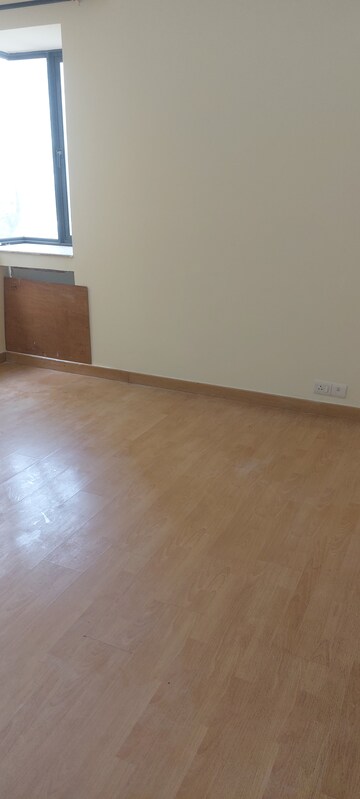 Room in 3.5 BHK Apartment at Unitech Uniworld Gardens, Sector 47 – for Rent