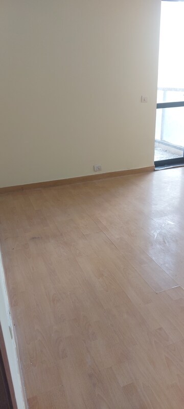 Room in 3.5 BHK Apartment at Unitech Uniworld Gardens, Sector 47 – for Rent