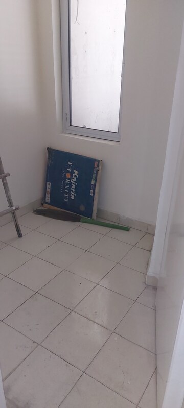 Furnished Amenities in 3.5 BHK Apartment at Unitech Uniworld Gardens, Sector 47 – for Rent