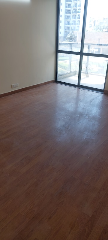 Room in 3.5 BHK Apartment at Unitech Uniworld Gardens, Sector 47 – for Rent