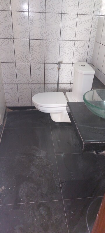 Bathroom in 3.5 BHK Apartment at Unitech Uniworld Gardens, Sector 47 – for Rent