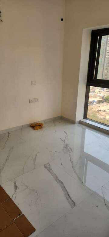 Room in 2 BHK Apartment at Level The Residences, Andheri West – for Rent