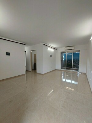 Room in 4 BHK Apartment at Dosti Greenscape, Hadapsar – for Sale