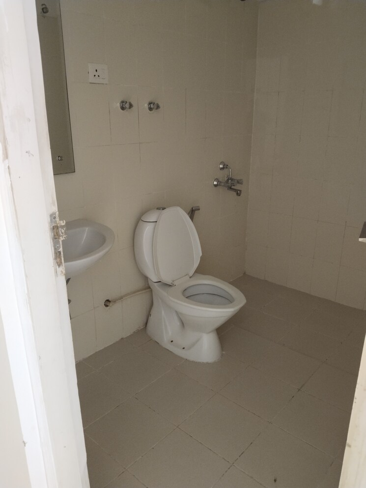 Bathroom, vatika-premium-floors 3.5 Bedroom 360 Sq.Yd. Builder Floor In Sector 82 Gurgaon 8448610