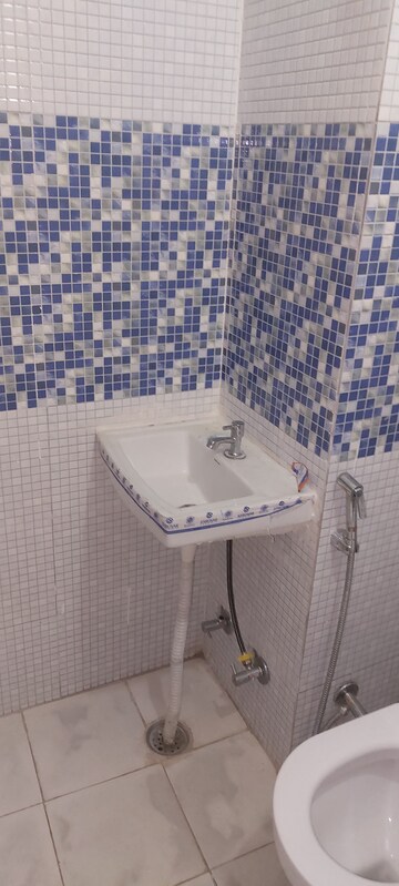 Bathroom in 1 RK Apartment at Unitech Uniworld Gardens, Sector 47 – for Rent