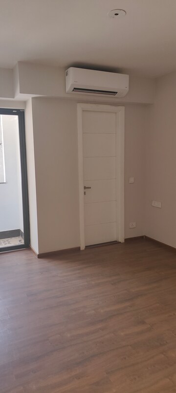 Room in 3 BHK Apartment at Signature Global Prime, Sector 63a – for Sale