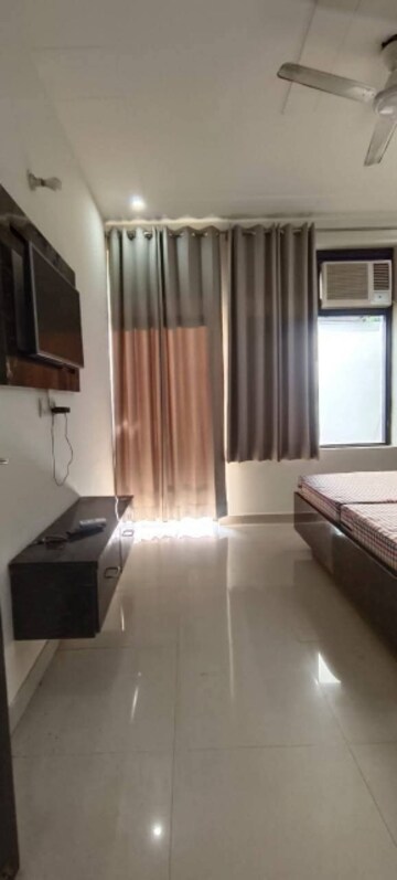 Living Room in 1 BHK Builder Floor at Sushant Vyapaar Kendra, Sector 43 – for Rent