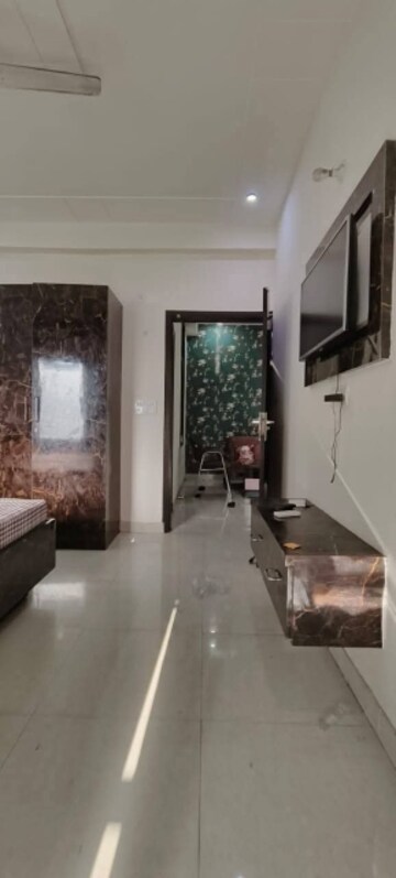 Living Room in 1 BHK Builder Floor at Sushant Vyapaar Kendra, Sector 43 – for Rent