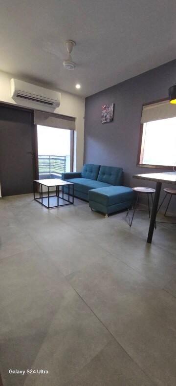 Living Room in 1 BHK Builder Floor at Sushant Vyapaar Kendra, Sector 43 – for Rent