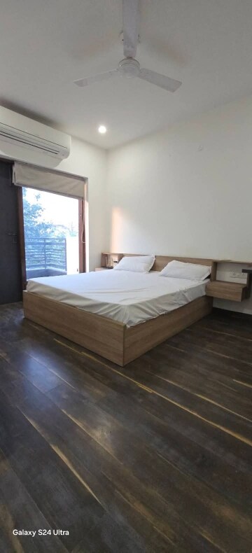 Bedroom in 1 BHK Builder Floor at Sushant Vyapaar Kendra, Sector 43 – for Rent