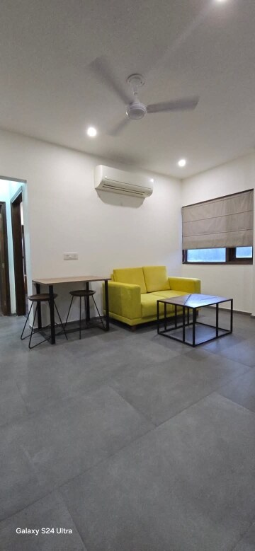 Living Room in 1 BHK Builder Floor at Sushant Vyapaar Kendra, Sector 43 – for Rent
