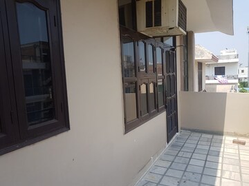 Room in 1.5 BHK Builder Floor at Sector 40 – for Rent