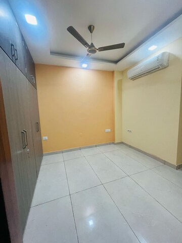 Bathroom in 1.5 BHK Builder Floor at Sector 40 – for Rent