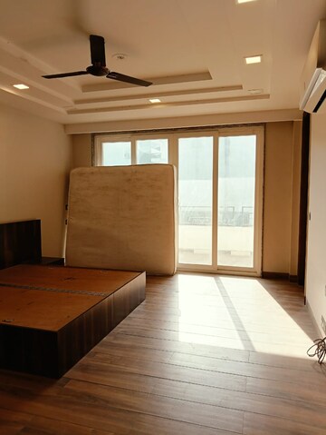 Room in 4 BHK Builder Floor at Unitech South City II, Sector 50 – for Rent
